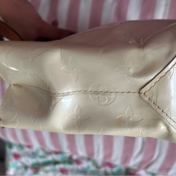 Authentic Used Y2K Louis Vuitton Vernis Reade PM in Marshmallow - Picture 5 of 11